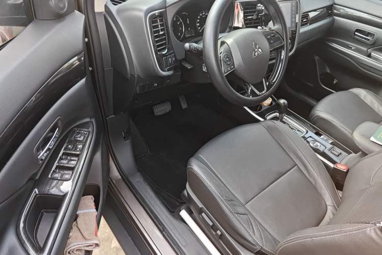 Used Mitsubishi Outlander 2018 2.4L 4x4 Luxury Edition 7-Seater Driver Seat