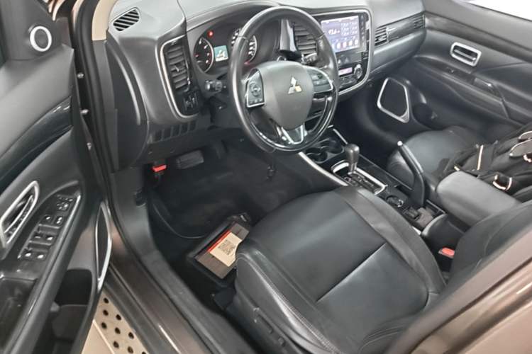 Used Mitsubishi Outlander 2018 2.0L Two-Wheel-Drive Jiale Edition 7-Seater Driver Seat
