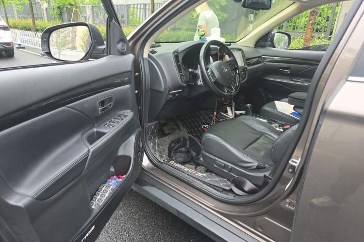 Used Mitsubishi Outlander 2018 2.4L 4x4 Prestige Edition 7 Seats Driver Seat
