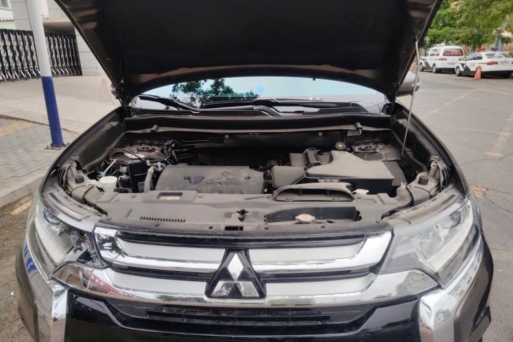 Used Mitsubishi Outlander 2018 2.0L Two-Wheel Drive Glory Edition 5 Seats Engine Bay