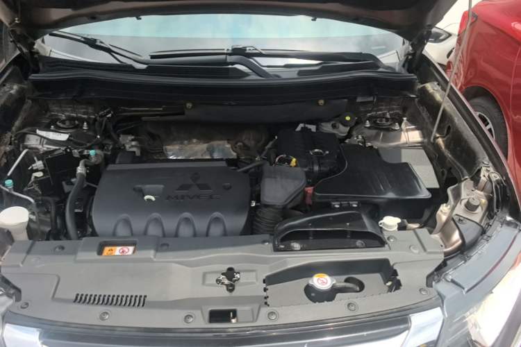 Used Mitsubishi Outlander 2018 2.0L Two-Wheel Drive Glory Edition 5 Seats Engine Bay