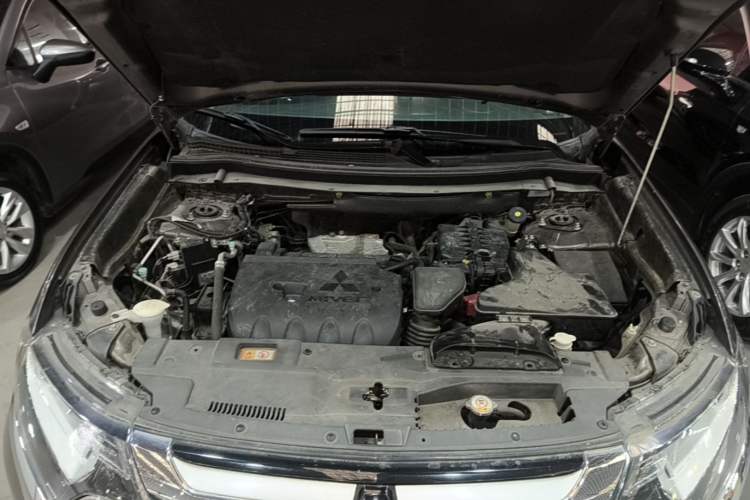 Used Mitsubishi Outlander 2018 2.0L Two-Wheel-Drive Jiale Edition 7-Seater Engine Bay