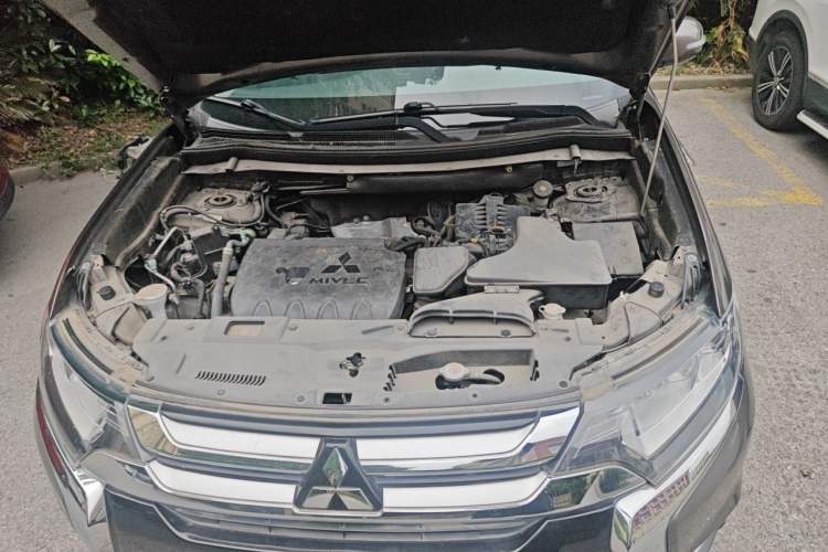 Used Mitsubishi Outlander 2018 2.4L 4x4 Luxury Edition 7-Seater Engine Bay