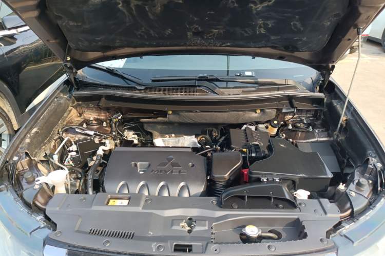 Used Mitsubishi Outlander 2018 2.0L Two-Wheel-Drive Jiale Edition 7-Seater Engine Bay