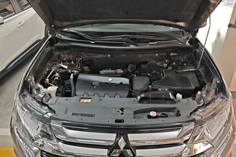 Used Mitsubishi Outlander 2018 2.0L Two-Wheel-Drive Jiale Edition 7-Seater Engine Bay