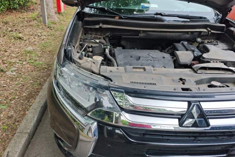 Used Mitsubishi Outlander 2018 2.4L 4x4 Elite Edition 5 Seats Engine Bay Right