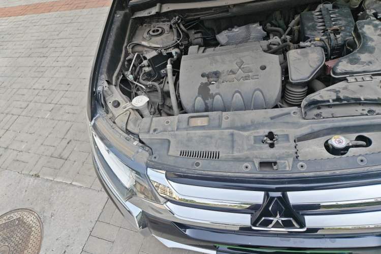 Used Mitsubishi Outlander 2018 2.4L 4x4 Elite Edition 5 Seats Engine Bay Right
