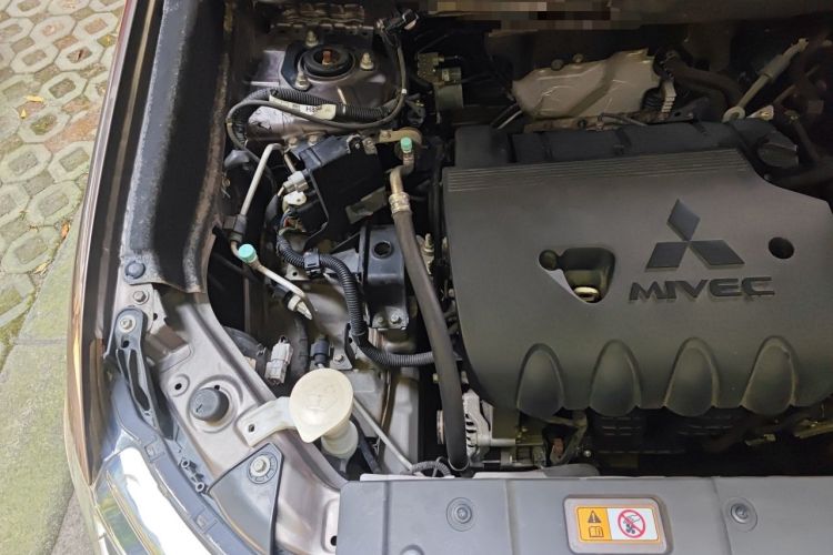Used Mitsubishi Outlander 2018 2.4L 4x4 Elite Edition 5 Seats Engine Bay Right