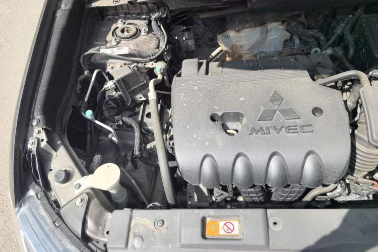 Used Mitsubishi Outlander 2018 2.4L 4x4 Elite Edition 5 Seats Engine Bay Right