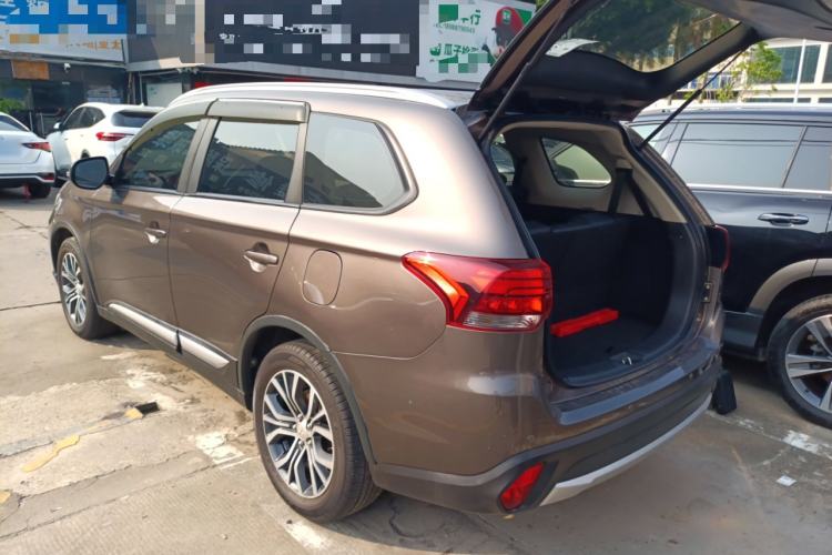 Used Mitsubishi Outlander 2018 2.0L Two-Wheel-Drive Jiale Edition 7-Seater Exterior 2