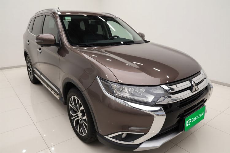 Used Mitsubishi Outlander 2018 2.4L 4x4 Luxury Edition 7-Seater Exterior 2