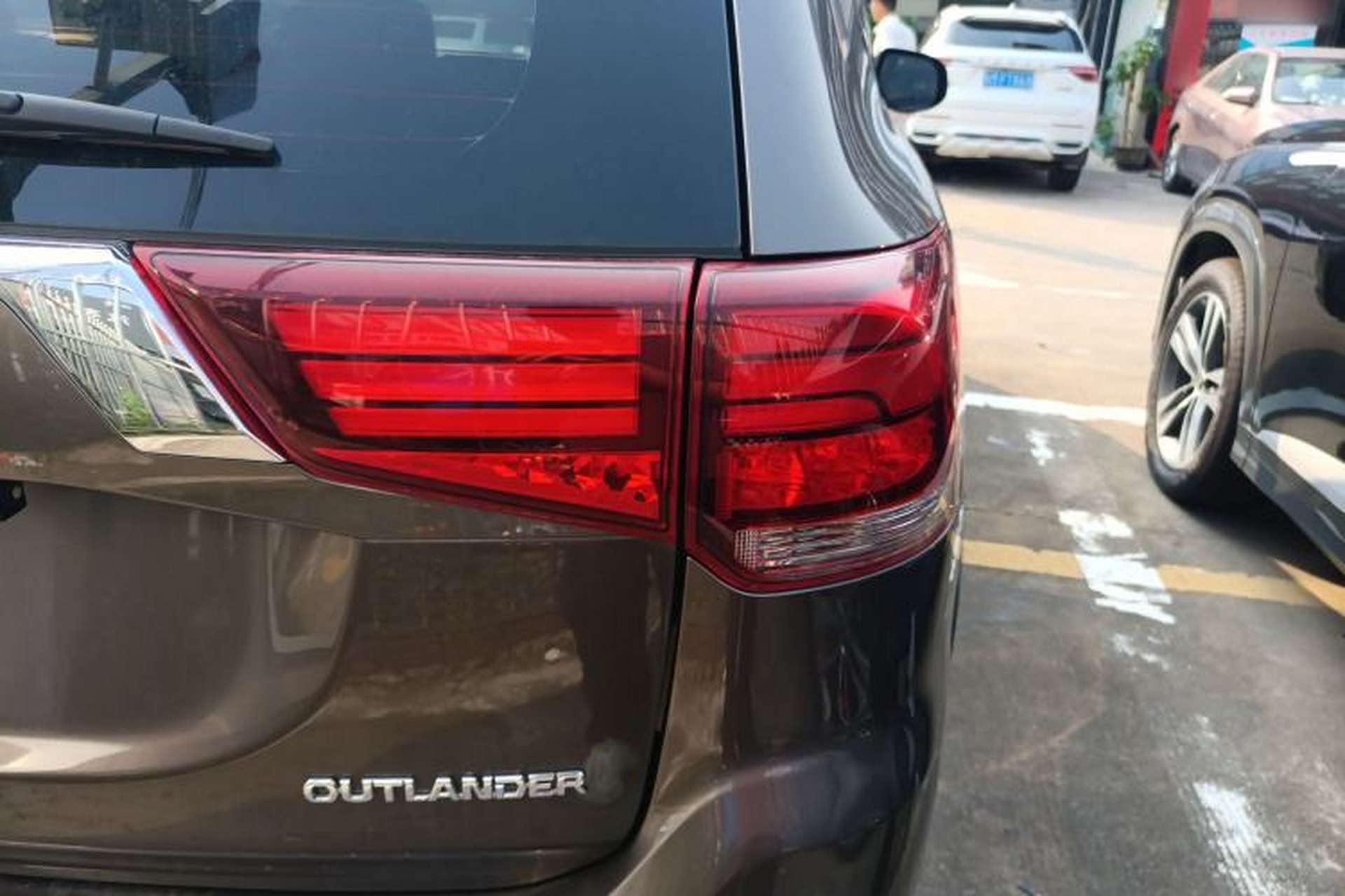 Used Mitsubishi Outlander 2018 2.0L Two-Wheel-Drive Jiale Edition 7-Seater Exterior 3