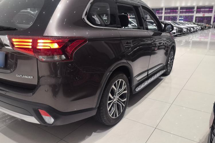 Used Mitsubishi Outlander 2018 2.0L Two-Wheel Drive Glory Edition 5 Seats Exterior 3