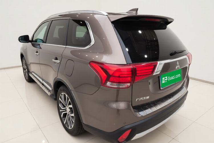 Used Mitsubishi Outlander 2018 2.4L 4x4 Luxury Edition 7-Seater Exterior 3