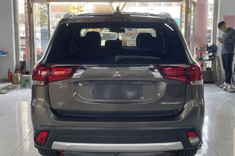 Used Mitsubishi Outlander 2018 2.0L Two-Wheel Drive Glory Edition 5 Seats Exterior 4