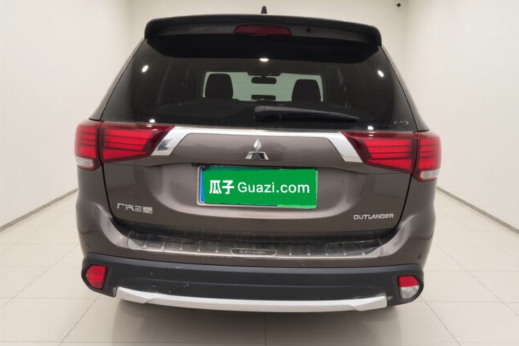 Used Mitsubishi Outlander 2018 2.4L 4x4 Luxury Edition 7-Seater Exterior 4