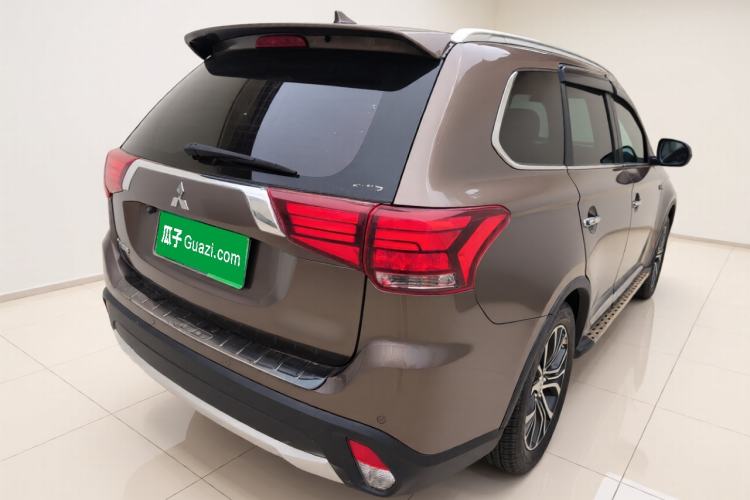 Used Mitsubishi Outlander 2018 2.4L 4x4 Luxury Edition 7-Seater Exterior 5