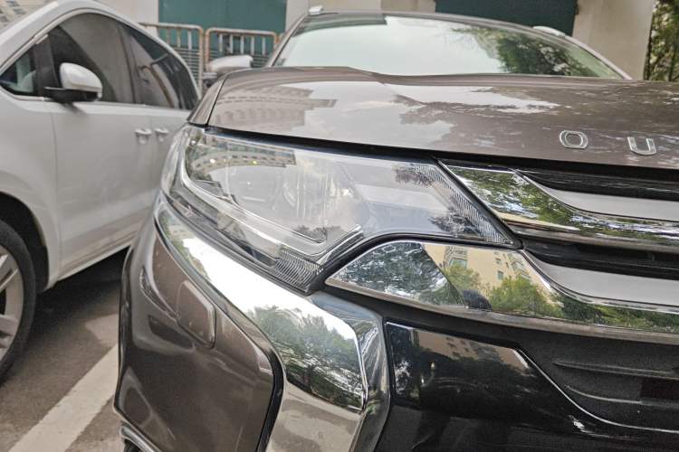 Used Mitsubishi Outlander 2018 2.4L 4x4 Prestige Edition 7 Seats Exterior 6