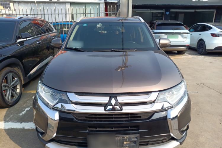 Used Mitsubishi Outlander 2018 2.0L Two-Wheel-Drive Jiale Edition 7-Seater Front