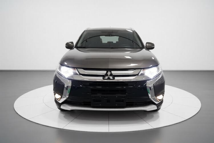 Used Mitsubishi Outlander 2018 2.0L Two-Wheel Drive Glory Edition 5 Seats Front