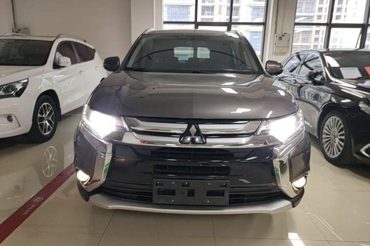 Used Mitsubishi Outlander 2018 2.0L Two-Wheel Drive Glory Edition 5 Seats Front