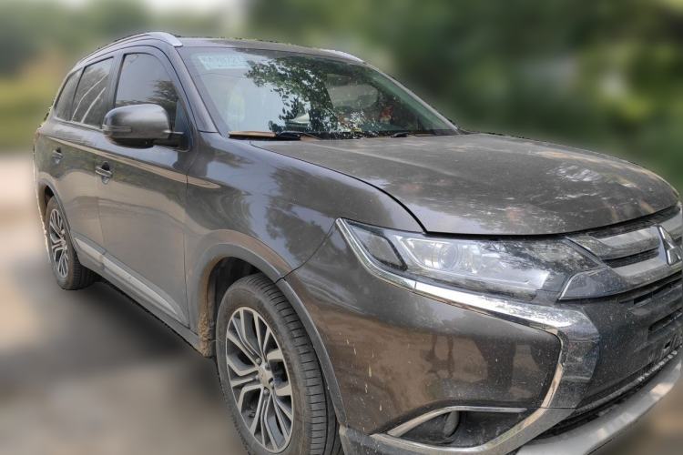 Used Mitsubishi Outlander  Front Right 45 Deg