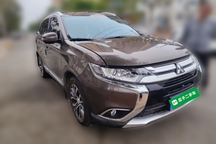 Used Mitsubishi Outlander 2018 2.0L Two-Wheel Drive Glory Edition 5 Seats Front Right 45 Deg