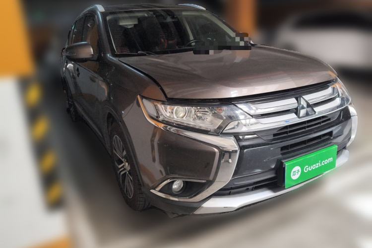 Used Mitsubishi Outlander 2018 2.0L Two-Wheel Drive Glory Edition 5 Seats Front Right 45 Deg