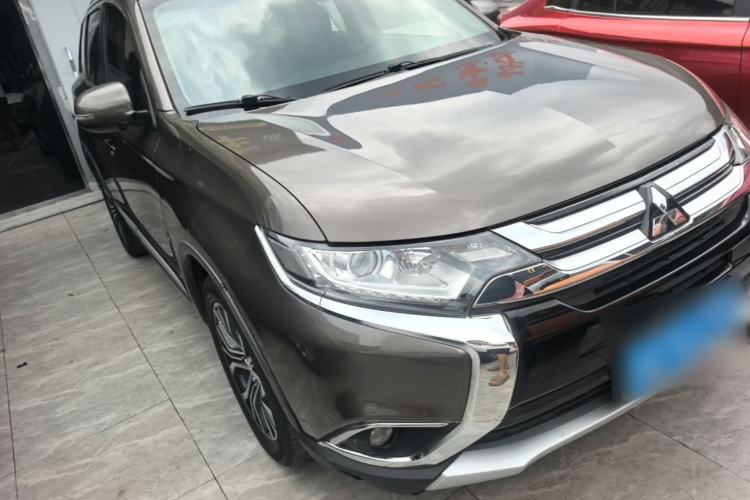 Used Mitsubishi Outlander 2018 2.0L Two-Wheel Drive Glory Edition 5 Seats Front Right 45 Deg