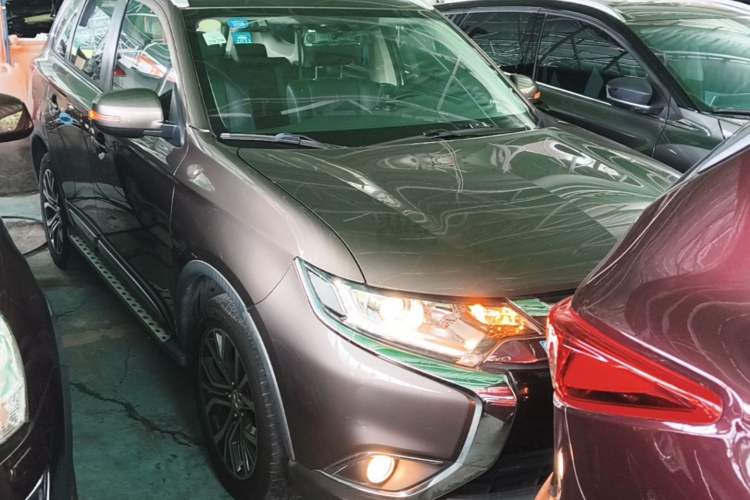 Used Mitsubishi Outlander 2018 2.0L Two-Wheel Drive Glory Edition 5 Seats Front Right 45 Deg