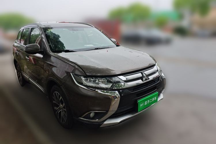 Used Mitsubishi Outlander 2018 2.4L 4x4 Elite Edition 5 Seats Front Right 45 Deg