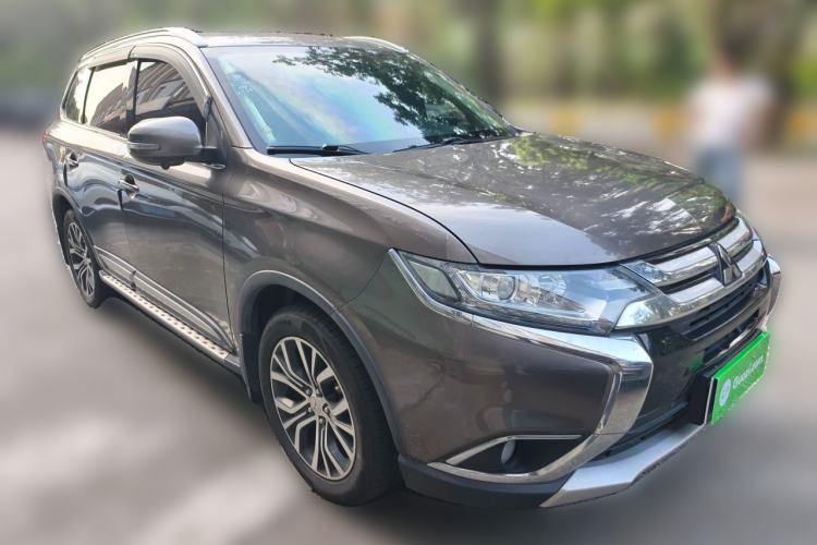 Used Mitsubishi Outlander 2018 2.0L Two-Wheel Drive Glory Edition 5 Seats Front Right 45 Deg