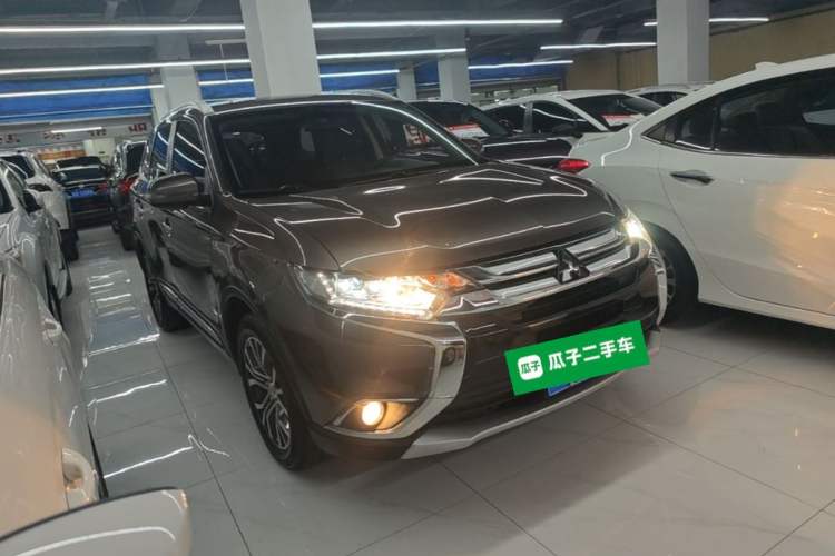 Used Mitsubishi Outlander 2018 2.4L 4x4 Elite Edition 5 Seats Front Right 45 Deg