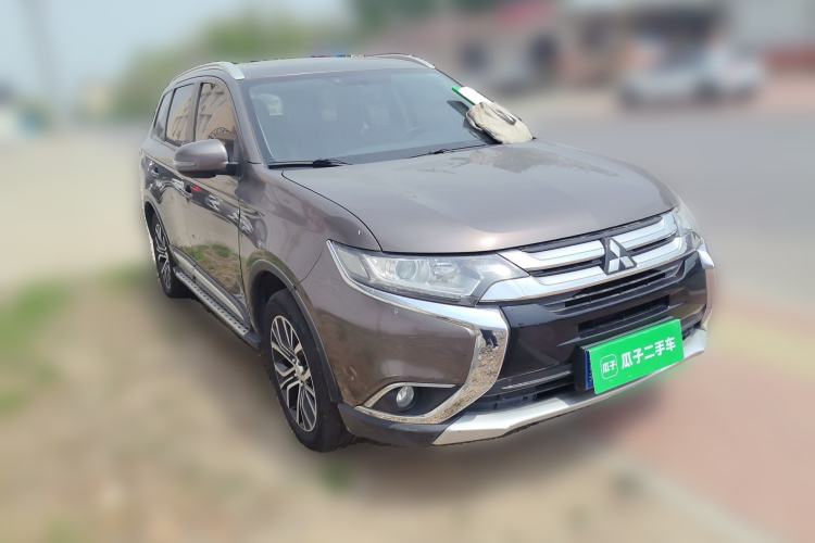 Used Mitsubishi Outlander 2018 2.0L Two-Wheel Drive Glory Edition 5 Seats Front Right 45 Deg