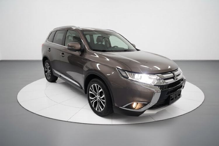 Used Mitsubishi Outlander 2018 2.0L Two-Wheel Drive Glory Edition 5 Seats Front Right 45 Deg
