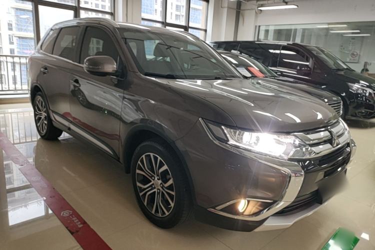 Used Mitsubishi Outlander 2018 2.0L Two-Wheel Drive Glory Edition 5 Seats Front Right 45 Deg