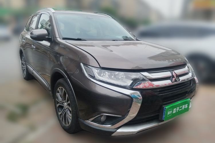 Used Mitsubishi Outlander 2018 2.4L 4x4 Luxury Edition 7-Seater Front Right 45 Deg