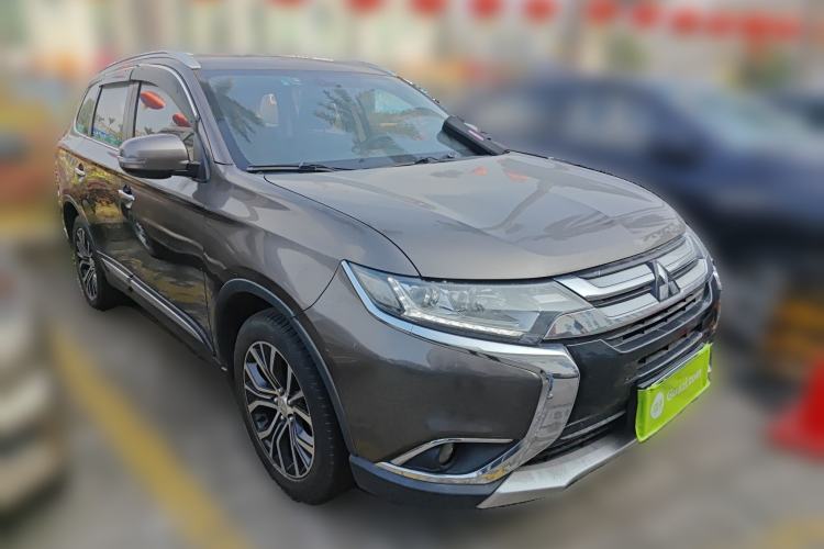 Used Mitsubishi Outlander 2018 2.4L 4x4 Luxury Edition 7-Seater Front Right 45 Deg