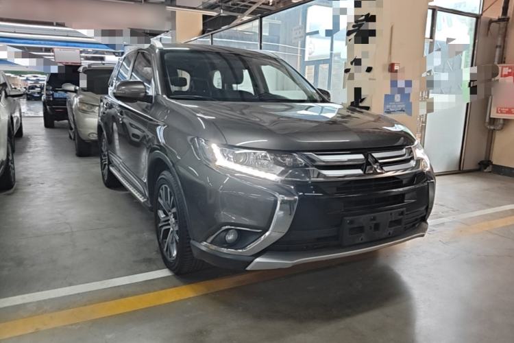 Used Mitsubishi Outlander 2018 2.0L Two-Wheel-Drive Jiale Edition 7-Seater Front Right 45 Deg