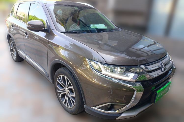 Used Mitsubishi Outlander 2018 2.0L Two-Wheel Drive Glory Edition 5 Seats Front Right 45 Deg