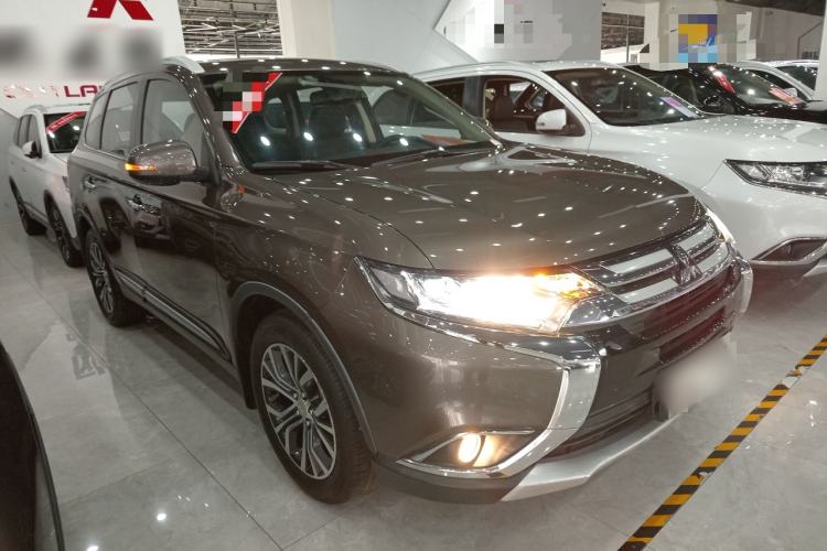 Used Mitsubishi Outlander 2018 2.4L 4x4 Elite Edition 5 Seats Front Right 45 Deg