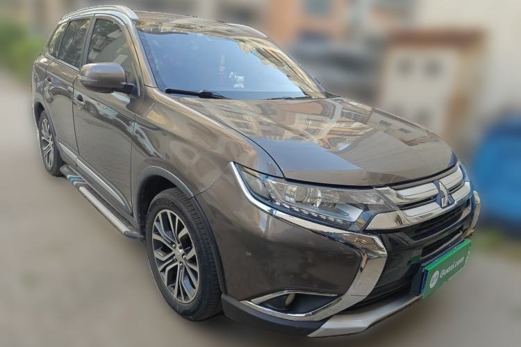 Used Mitsubishi Outlander 2018 2.0L Two-Wheel Drive Glory Edition 5 Seats Front Right 45 Deg