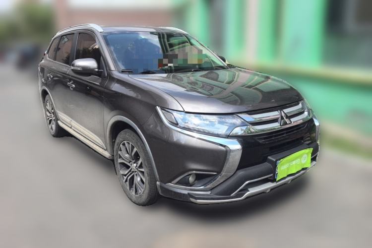 Used Mitsubishi Outlander 2018 2.4L 4x4 Elite Edition 5 Seats Front Right 45 Deg