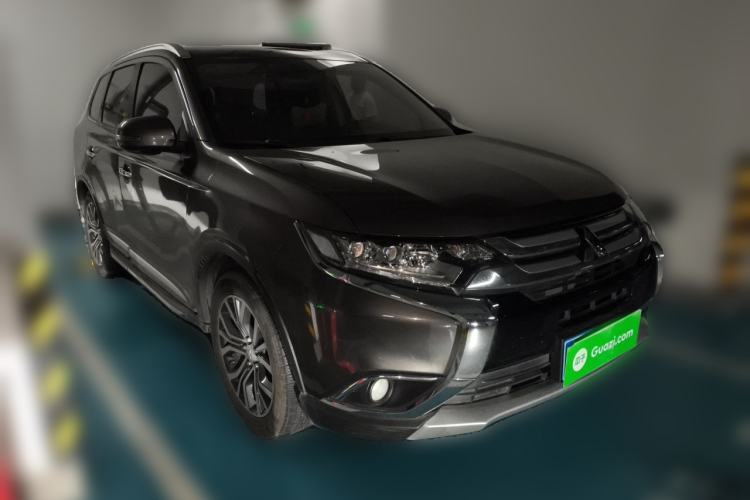 Used Mitsubishi Outlander 2018 2.4L 4x4 Elite Edition 5 Seats Front Right 45 Deg