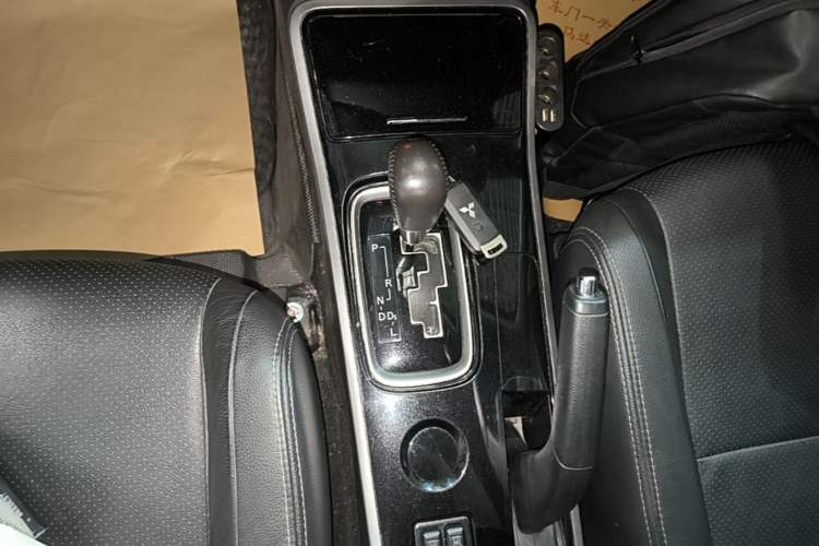 Used Mitsubishi Outlander 2018 2.0L Two-Wheel-Drive Jiale Edition 7-Seater Gear Lever
