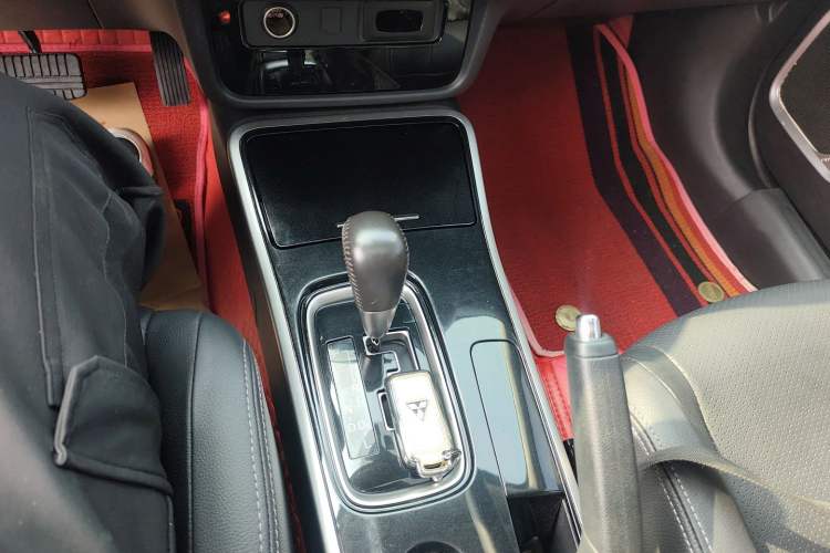 Used Mitsubishi Outlander 2018 2.0L Two-Wheel Drive Glory Edition 5 Seats Gear Lever