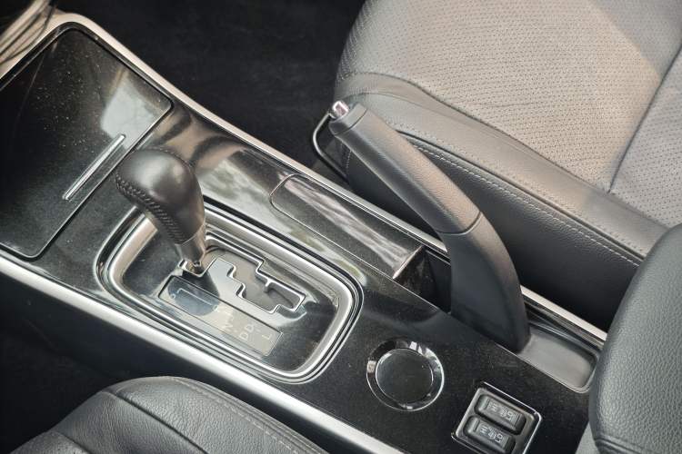 Used Mitsubishi Outlander 2018 2.0L Two-Wheel Drive Glory Edition 5 Seats Gear Lever