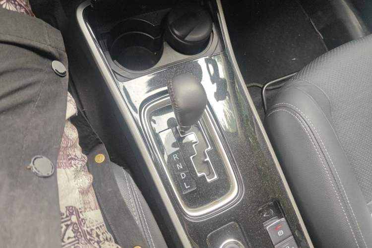 Used Mitsubishi Outlander 2018 2.4L 4x4 Luxury Edition 7-Seater Gear Lever