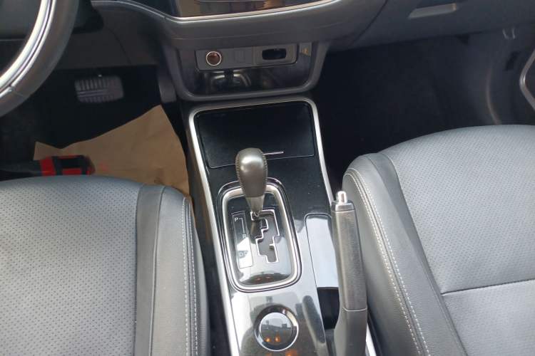 Used Mitsubishi Outlander 2018 2.0L Two-Wheel-Drive Jiale Edition 7-Seater Gear Lever