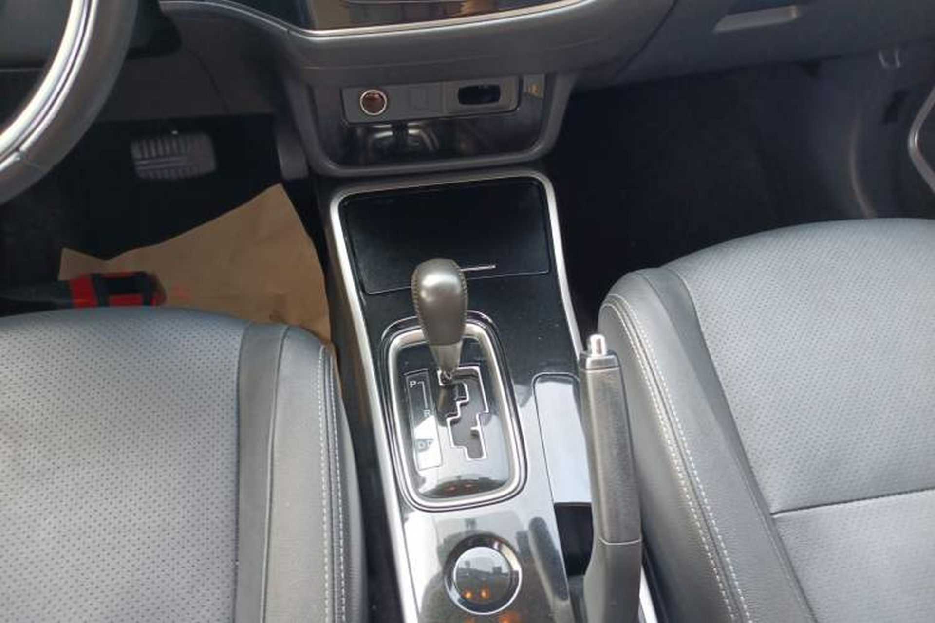 Used Mitsubishi Outlander 2018 2.0L Two-Wheel-Drive Jiale Edition 7-Seater Gear Lever
